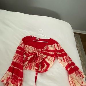 Tie die and flowy. Flare sleeves. Cropped length.